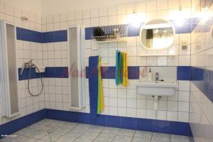 een badkamer met een wastafel en een spiegel bij Naturalne Cuda i Przebudzenie Mocy in Gdynia