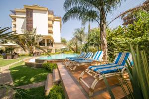 בריכת השחייה שנמצאת ב-Waridi Paradise Hotel and Suites או באזור