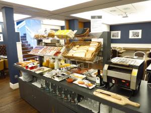 una línea de buffet con comida expuesta en un restaurante en Hotel Boutique Atrio, en Valladolid