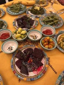 una tavola con piatti di cibo su un tavolo di Dar D'or Fes a Fes