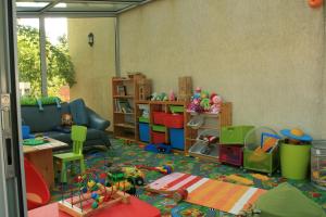 uma sala cheia de brinquedos em Ośrodek Wypoczynkowy Alcest em Rewal