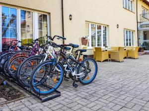 eine Gruppe von Fahrrädern, die vor einem Gebäude geparkt sind in der Unterkunft Ośrodek Wypoczynkowy Alcest in Rewal