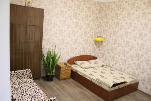 um pequeno quarto com 2 camas e uma cadeira em квартира em Odessa