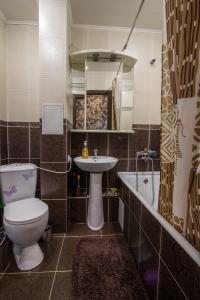 ノヴォクズネツクにあるApartments on Kirova 76のバスルーム(トイレ、洗面台、バスタブ付)