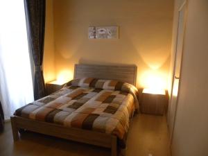 カターニアにあるB&B Residenza Umbertoのベッドルーム1室(ベッド1台、照明2つ付)