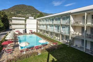 an aerial view of a hotel with a swimming pool and chairs at Hotel Vischi in Domaso