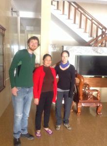un gruppo di tre persone in piedi in una stanza di Nha Nghi Gia Bao a Quảng Ninh
