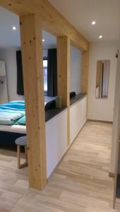 une chambre avec un lit et une chambre avec des poutres en bois dans l'établissement Beim Hooch "Traud", à Brücktal