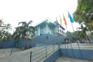 een gebouw met vlaggen ervoor bij Park regency in Angamali