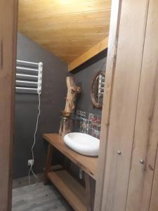 La salle de bains est pourvue d'un lavabo sur une table en bois. dans l'établissement Craftsman's Home, à Tbilissi