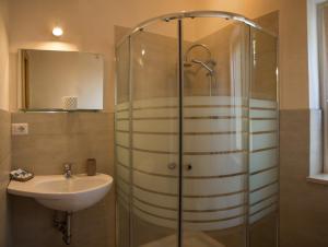 アンツィオにあるAlbergo Villa Annaのバスルーム(シャワー、シンク付)