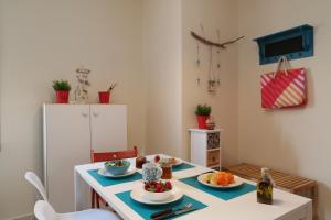 una cocina con una mesa con platos de comida. en Protaras Happy Sunny Holidays, en Paralimni 39 fotos más
