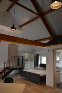 1 dormitorio con 1 cama y una escalera en una habitación en Beim Hooch "Christ", en Brücktal