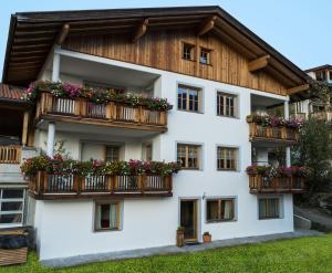 ein Gebäude mit Blumenkästen auf den Balkonen in der Unterkunft Lehrnerhof Lüsen in Lüsen