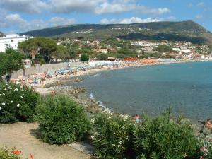 una spiaggia con un gruppo di persone e l'acqua di Villaggio Marina Del Capo Capo Vaticano a Ricadi