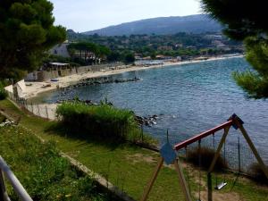 einen Blick auf den Strand und eine Wasserfläche in der Unterkunft Villaggio Marina Del Capo Capo Vaticano in Ricadi