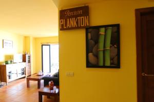 una sala de estar con un cartel en una pared amarilla en Apartament Antic Plankton - Calella Palafrugell - Free Parking, Beach, Wifi, Perfect holidays en Calella de Palafrugell