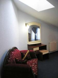 sala de estar con sofá y espejo en Hotel European, en Dnipro