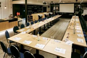 a conference room with long tables and chairs at Hotel Royal Astrid in Aalst