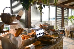 a chef preparing food at a buffet in a restaurant at Hotel Delle Nazioni in Lido di Jesolo