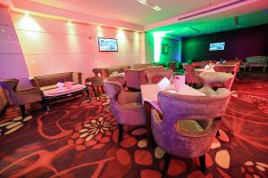 فندق ريف العالمية في مكة المكرمة: مطعم مع مجموعة من الكراسي والطاولات