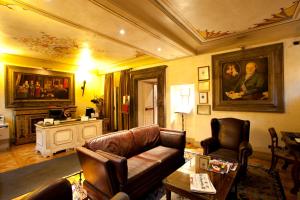 un soggiorno con divano e tavolo di Hotel Aventino a Roma