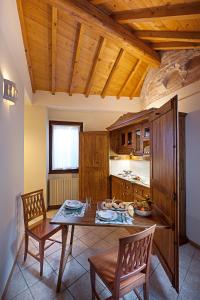 eine Küche mit einem Tisch und 2 Stühlen in einem Zimmer in der Unterkunft Residence San Lorenzo in Verona