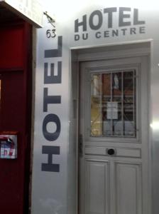 eine Tür zu einem Hotelkomplex an der Seite eines Gebäudes in der Unterkunft Hôtel du Centre in Paris