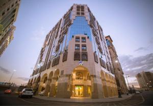 a tall building with a lot of windows at Anwar Al Zahraa Hotel in Al Madinah +24 photos