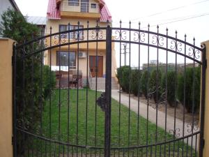 ママイア・ノルドにあるVila Valiの家の前の黒い鉄門