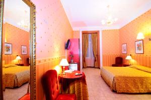 ein Hotelzimmer mit 2 Betten und einem Spiegel in der Unterkunft Hotel Sweet Home in Rom