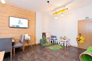 Telewizja i/lub zestaw kina domowego w obiekcie Apartamenty Sun & Snow Resorts Lipki Park z sauną