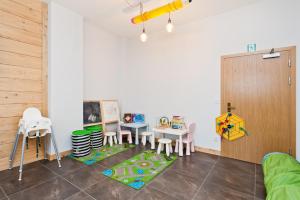 Część wypoczynkowa w obiekcie Apartamenty Sun & Snow Resorts Lipki Park z sauną