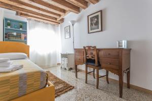 een slaapkamer met een bureau en een bed bij Ca' Roberta in Venetië