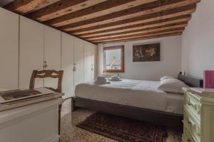 una camera con un grande letto e una finestra di Ca' Roberta a Venezia