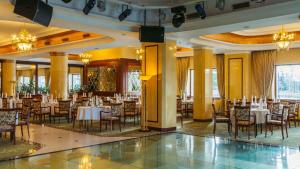 Reštaurácia alebo iné gastronomické zariadenie v ubytovaní Hotel Gołębiewski Mikołajki