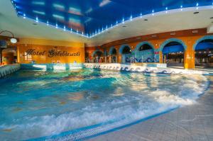 Bazén v ubytovaní Hotel Gołębiewski Mikołajki alebo v jeho blízkosti