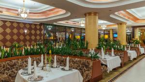 Reštaurácia alebo iné gastronomické zariadenie v ubytovaní Hotel Gołębiewski Mikołajki