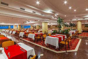 Reštaurácia alebo iné gastronomické zariadenie v ubytovaní Hotel Gołębiewski Mikołajki