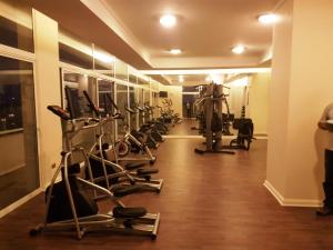 - une salle de sport avec des tapis de course et des machines dans l'établissement Departamento Full en Reñaca-Concon, à Viña del Mar