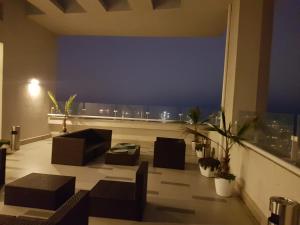 a living room with a couch and chairs and a window at Departamento Full en Reñaca-Concon in Viña del Mar