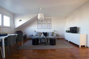 ein Wohnzimmer mit einem Sofa und einem Tisch in der Unterkunft Capital Flat 70m2 in Luxemburg (Stadt)