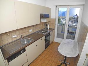 een kleine keuken met een wastafel en een fornuis bij Casa Dodi App 2526 in Ascona