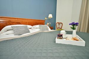A bed or beds in a room at Hotel Diana Jardin et Spa