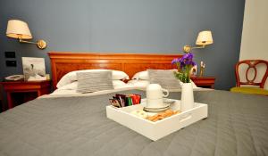 A bed or beds in a room at Hotel Diana Jardin et Spa