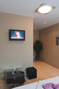 TV a/nebo společenská místnost v ubytování Hotel 8th Mile
