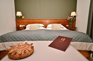 A bed or beds in a room at Hotel Diana Jardin et Spa