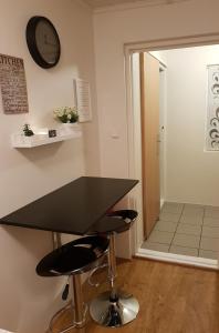 a kitchen with a black counter and two stools at Sigurhæð - Apartment with all within your reach in Ísafjörður