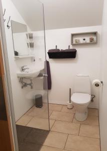 łazienka z toaletą i umywalką w obiekcie Sigurhæð - Apartment with all within your reach w mieście Ísafjörður