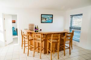 eine Küche mit einem Holztisch und Stühlen in der Unterkunft 20 Cayman Beach, Gordon's Bay in Gordonʼs Bay